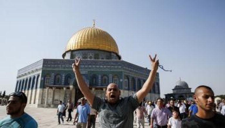 فلسطيني يرفع علامة النصر بعد الصلاة في الأقصى - أ. ف. ب