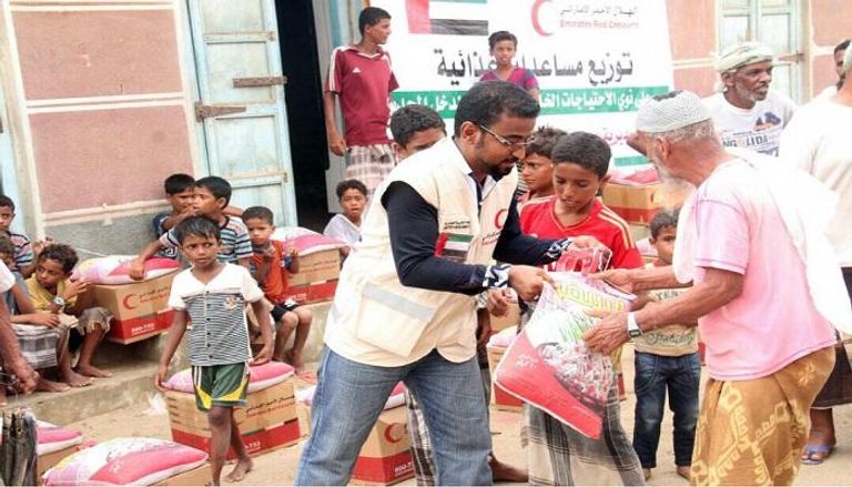 الهلال الأحمر الإماراتي يقدم مساعدات غذائية شرقي حضرموت 