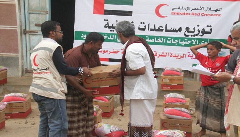 الهلال الأحمر الإماراتي يقدم مساعدات غذائية شرقي حضرموت