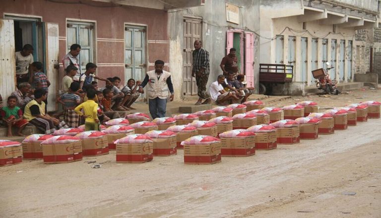 الهلال الأحمر الإماراتي يقدم مساعدات غذائية شرقي حضرموت