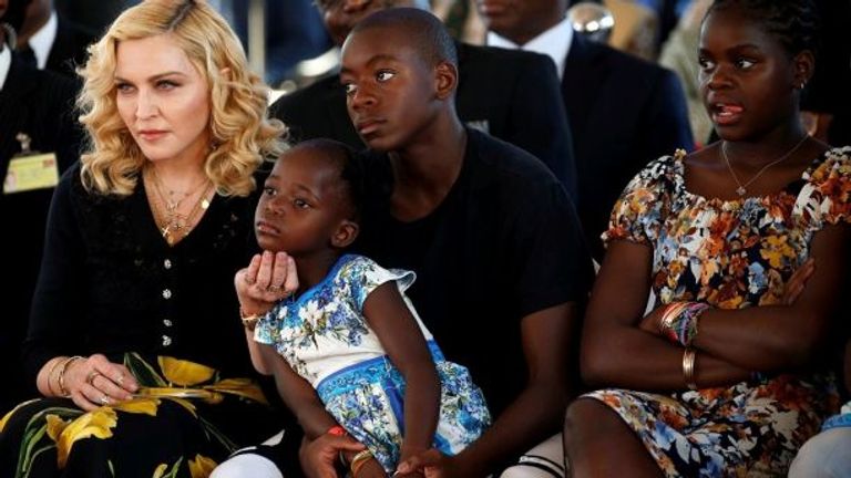 توأما مادونا بالتبني في منزلهما