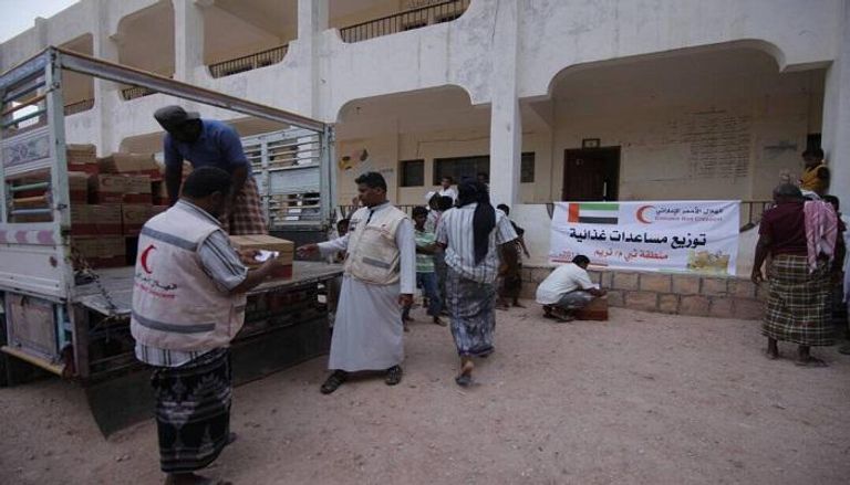 مساعدات غذائية عاجلة من الهلال الأحمر لأهالي  "ثبي" في حضرموت