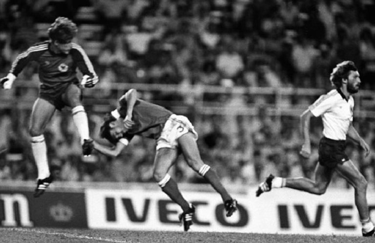 موديست بقميص كولن