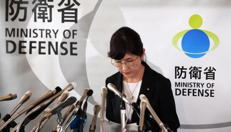 وزيرة الدفاع اليابانية عقب إعلانها الاستقالة (الفرنسية)