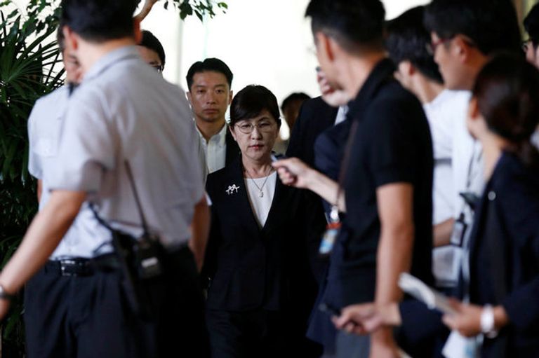 الصحفيون حول وزيرة الدفاع بعد استقالتها وزيرة الدفاع اليابانية عقب إعلانها الاستقالة (الفرنسية)