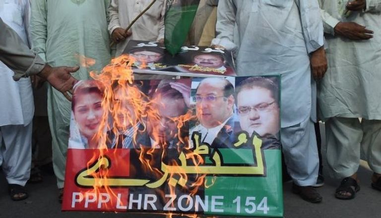 معارضون يحرقون صورا لرئيس الوزراء الباكستاني (الفرنسية)
