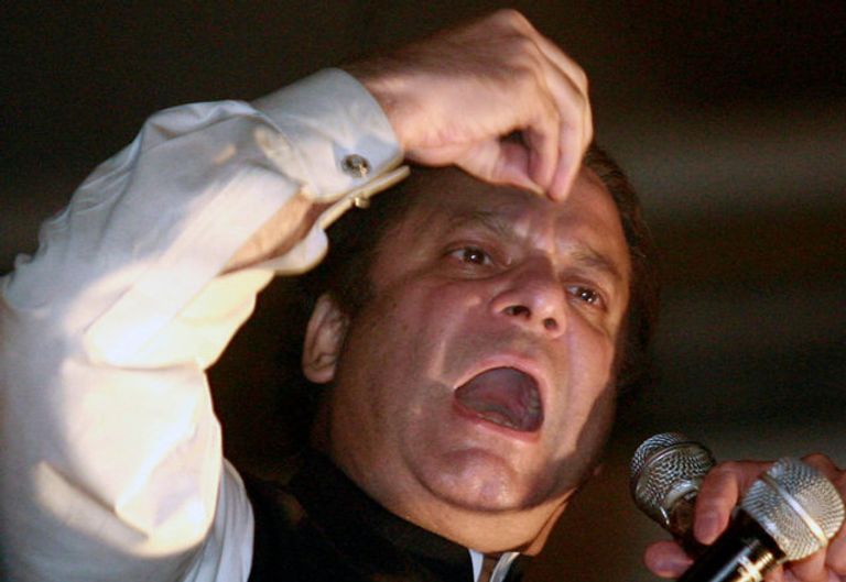 معارضون يحرقون صورا لرئيس الوزراء الباكستاني (الفرنسية)