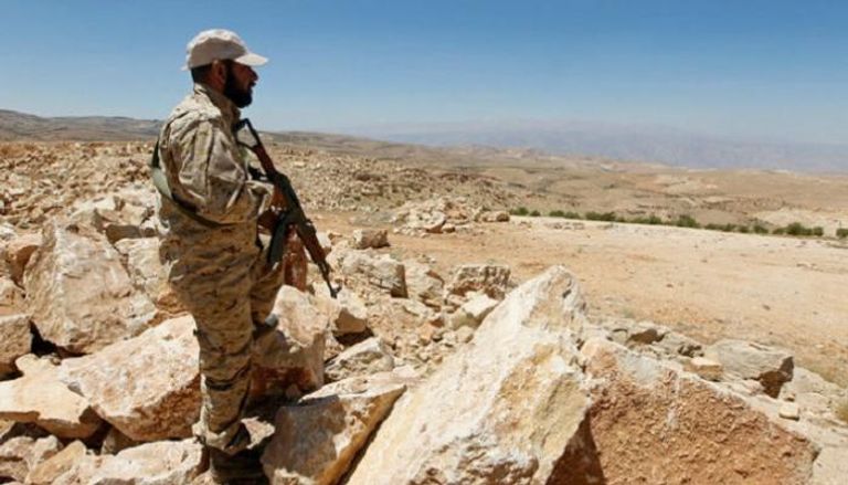عنصر تابع لمليشيا حزب الله على الحدود السورية اللبنانية