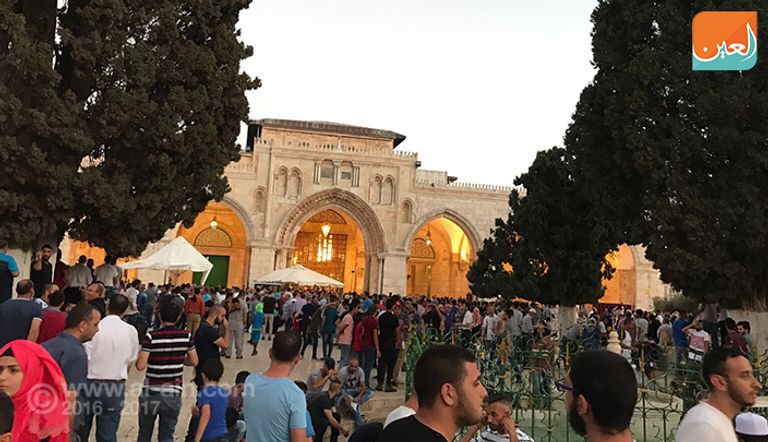 فلسطينيون داخل المسجد الأقصى بعد إعادة فتح أبوابه