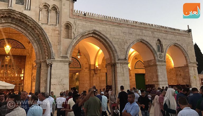 فلسطينيون داخل المسجد الأقصى بعد إعادة فتح أبوابه