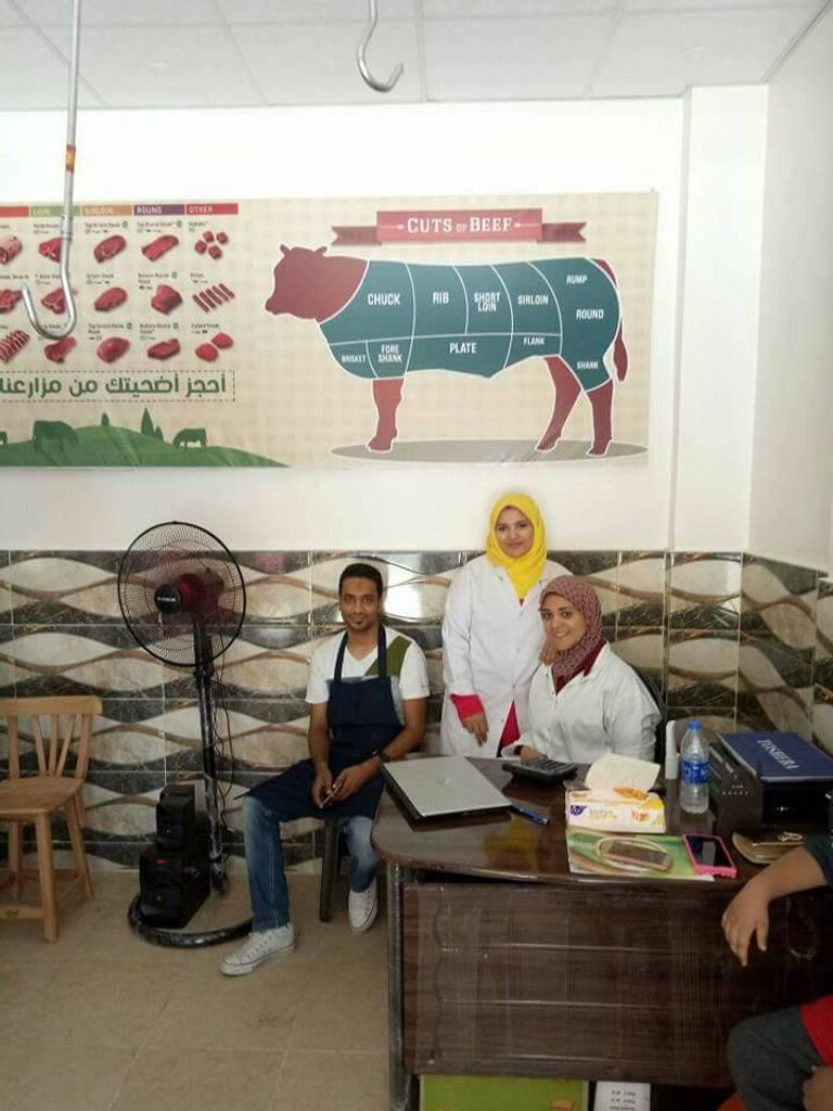 الطبيبات الشابات تتوسطهن ذبيحة ضمن مشروعهن 