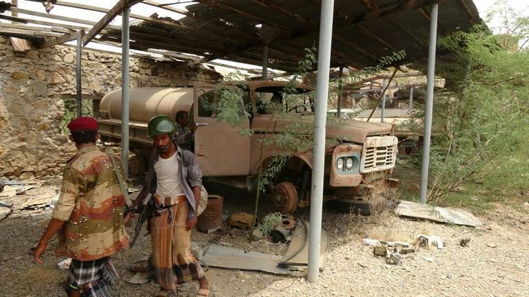 الجيش اليمني يسيطر على معسكر خالد بن الوليد