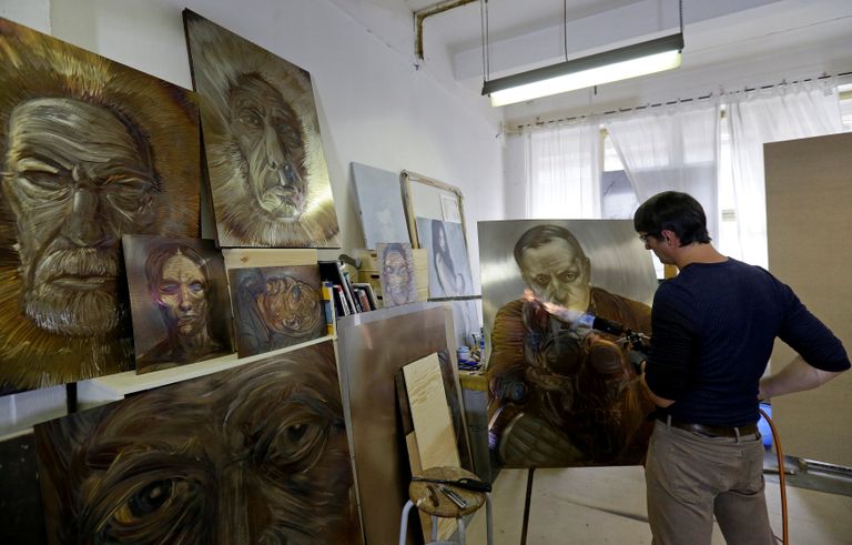 الفنان التشيكي لاديسلاف لان ولوحاته المعدنية