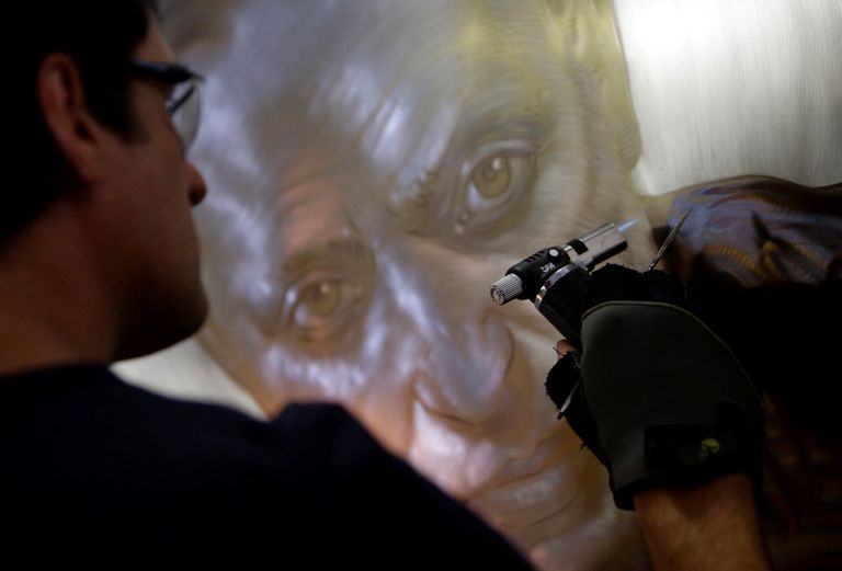 الفنان التشيكي لاديسلاف لان ولوحاته المعدنية