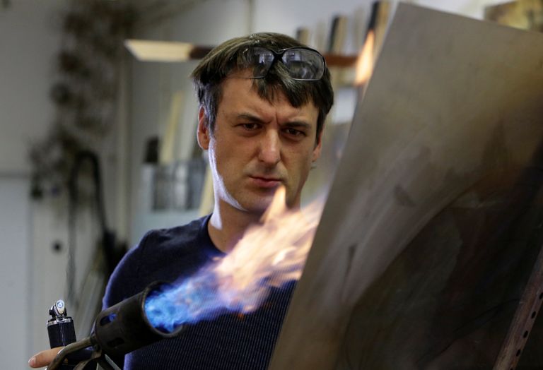 الفنان التشيكي لاديسلاف لان ولوحاته المعدنية