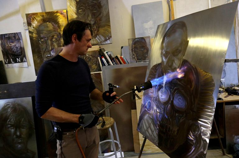 الفنان التشيكي لاديسلاف لان ولوحاته المعدنية