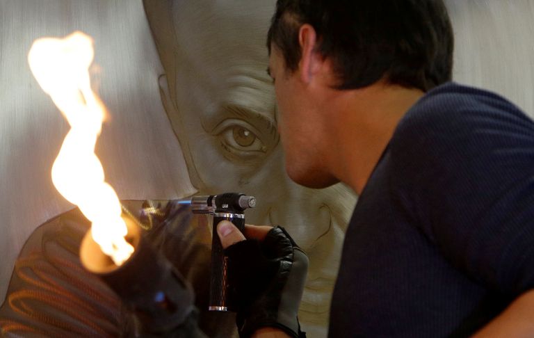 الفنان التشيكي لاديسلاف لان ولوحاته المعدنية