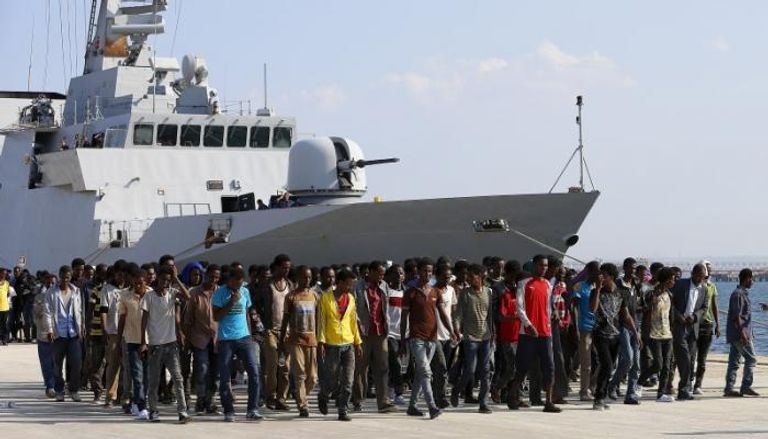 مهاجرون عقب نزولهم من سفينة تابعة للبحرية الإيطالية