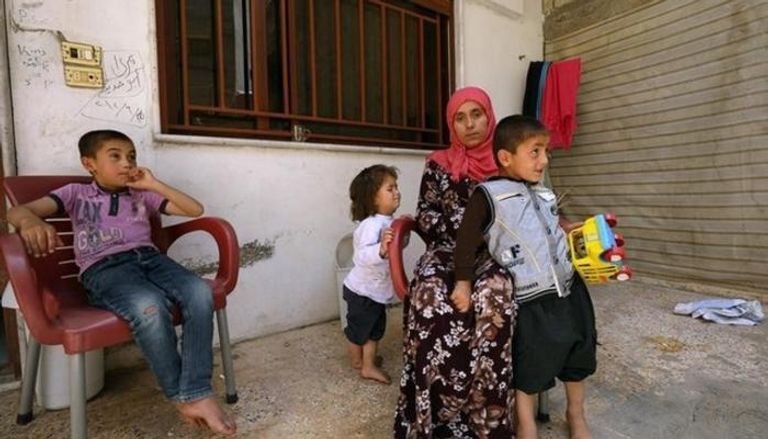 امرأة إيزيدية مع أطفالها حررهم مقاتلون أكراد - رويترز