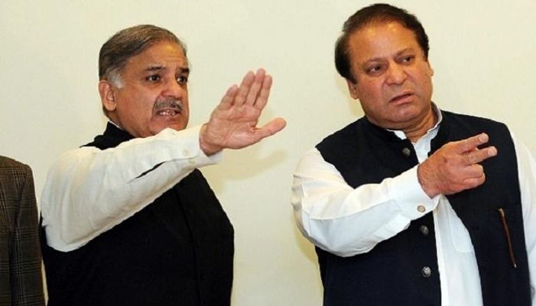 رئيس الوزراء الباكستاني المعزول نواز وشقيقه شهباز - أ. ف. ب