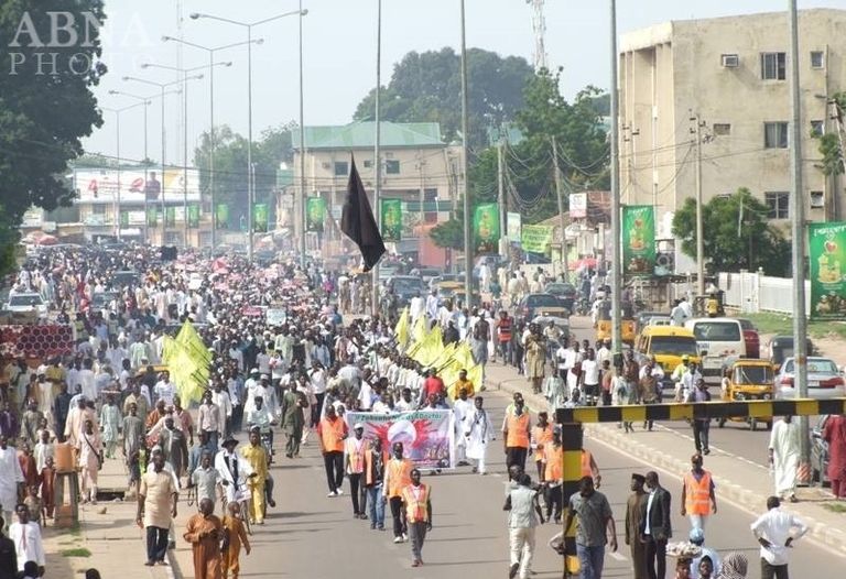 مسيرة لأتباع الخميني في نيجيريا تعلن ولاءها لإيران