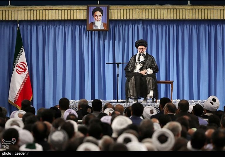 خامنئي خلال استقباله المسؤولين عن بعثة الحج خامنئي يدعم موقف قطر في استغلال الحج ضد السعودية