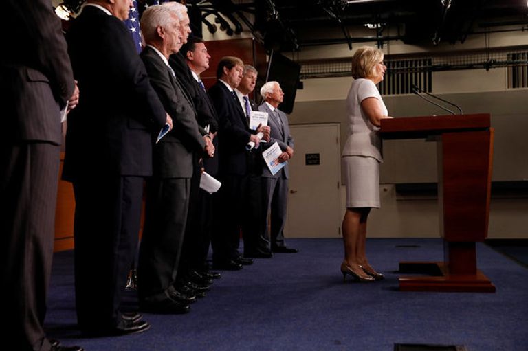 ترامب يواجه معركتين مع الكونجرس ووزارة الخارجية