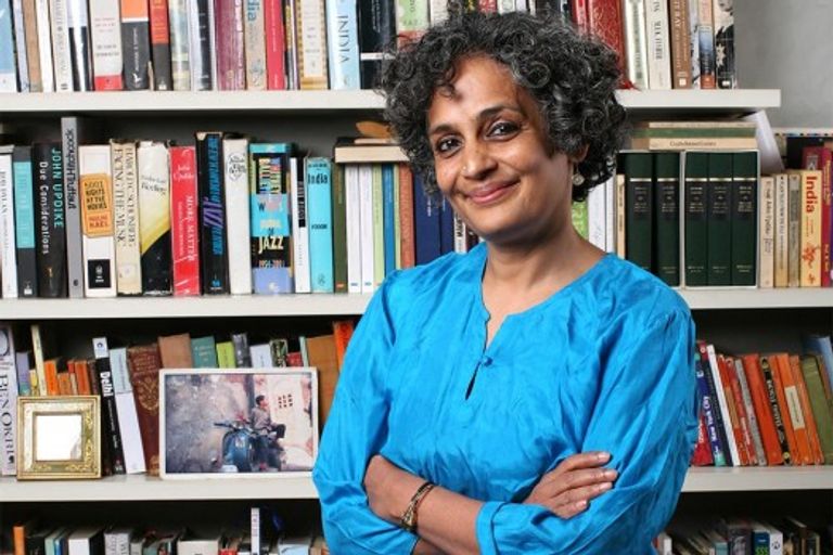 حازت سوزانا أرونداتي روي جائزة مان بوكر عام 1997