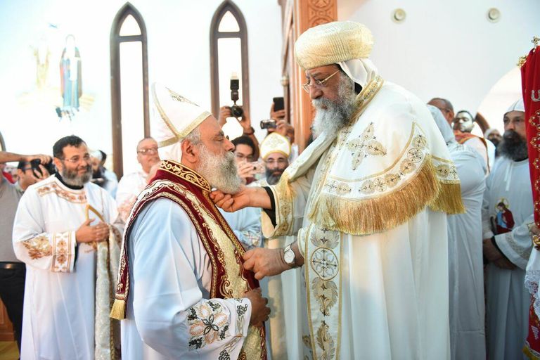 البابا تواضروس يرقي اثنين من كهنة الكنيسة المصرية بالإمارات