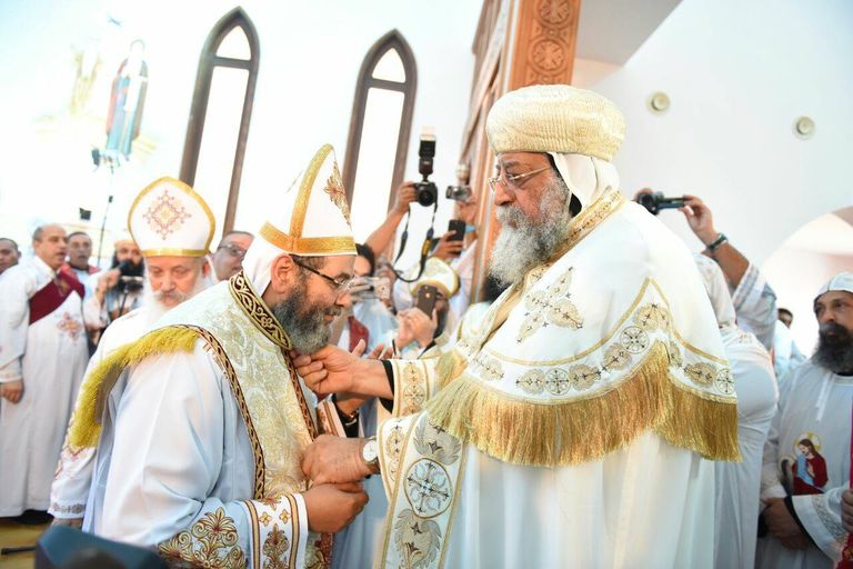 البابا تواضروس يرقي اثنين من كهنة الكنيسة المصرية بالإمارات