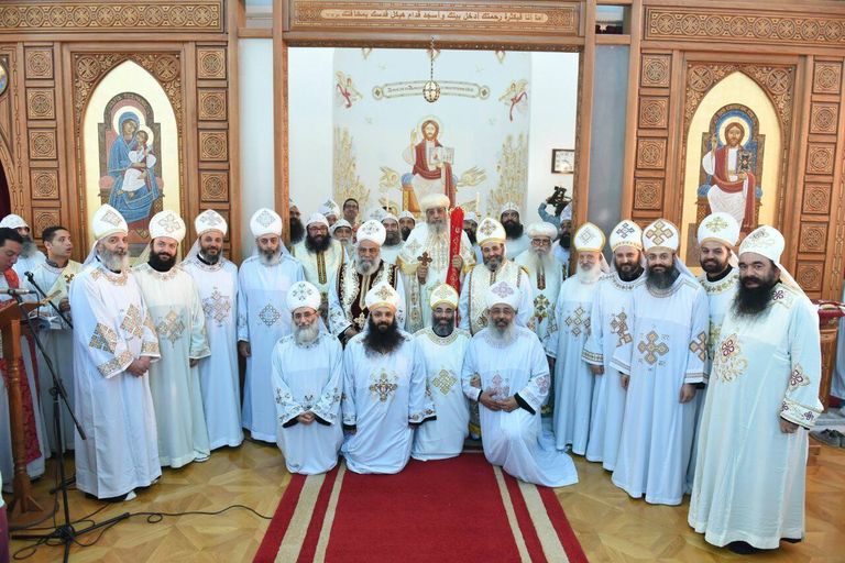 البابا تواضروس يرقي اثنين من كهنة الكنيسة المصرية بالإمارات