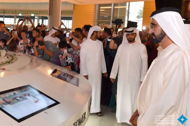محمد بن راشد يزيح الستار عن المجسم الضخم لبرج خور دبي