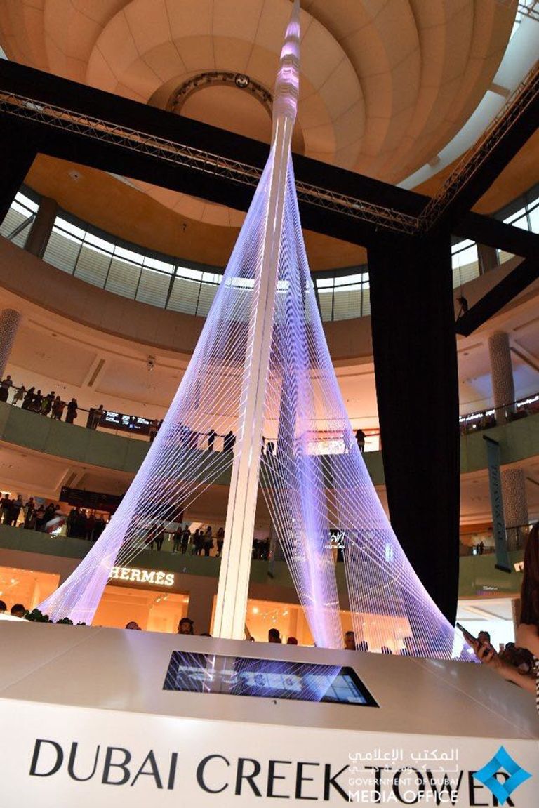 محمد بن راشد يزيح الستار عن المجسم الضخم لبرج خور دبي