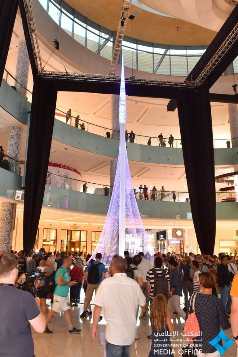 محمد بن راشد يزيح الستار عن المجسم الضخم لبرج خور دبي