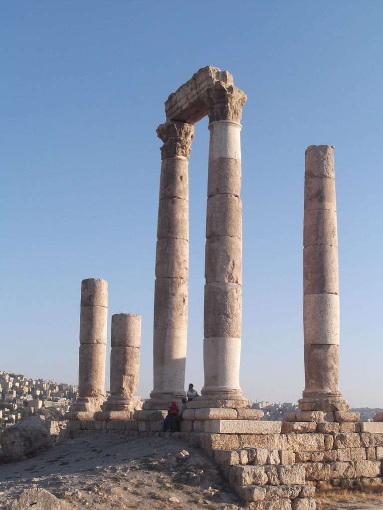 يحتوي على بقايا آثار من عصور مختلفة