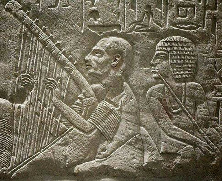 ضرير يعزف على آلة الهارب