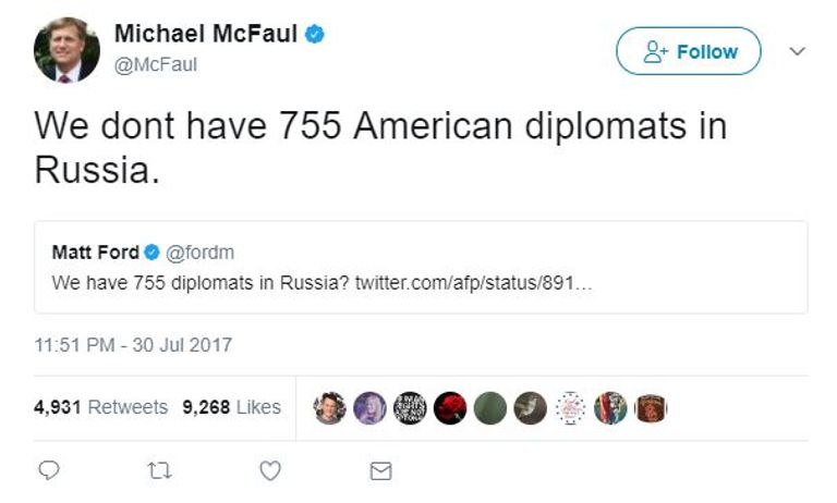 مبنى السفارة الأمريكية في موسكو من على واجهة أحد المحلات (رويترز)