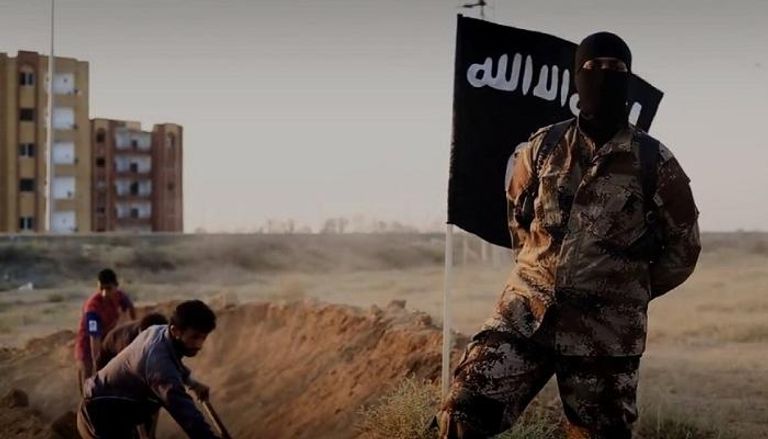 داعش يستغل حقول البترول في تمويل حكمه الإرهابي
