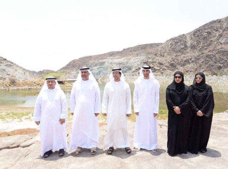 منصور بن زايد يتفقد سد