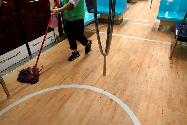 أطفال يتفاعلون مع قطار زينت أرضيته بملاعب رياضية