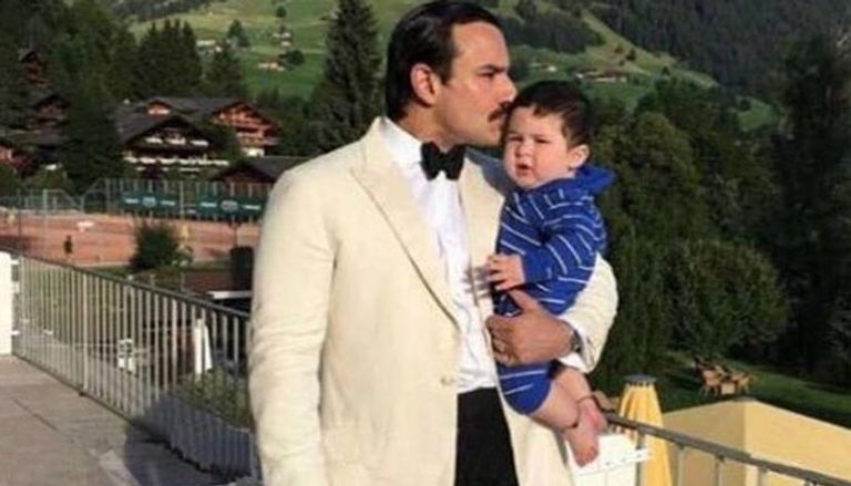 سيف علي خان مع ابنه تيمور