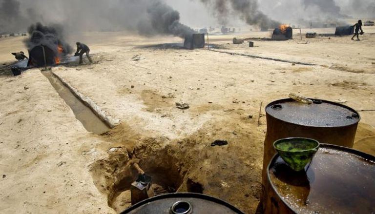 عناصر تابعة لداعش تكرر النفط في الرقة - صورة أرشيفية