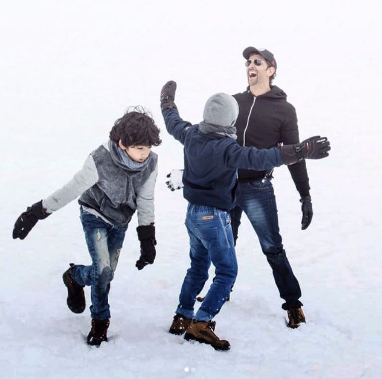 نجم بوليوود هريثيك روشان مع أولاده