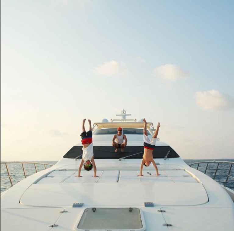 نجم بوليوود هريثيك روشان مع أولاده