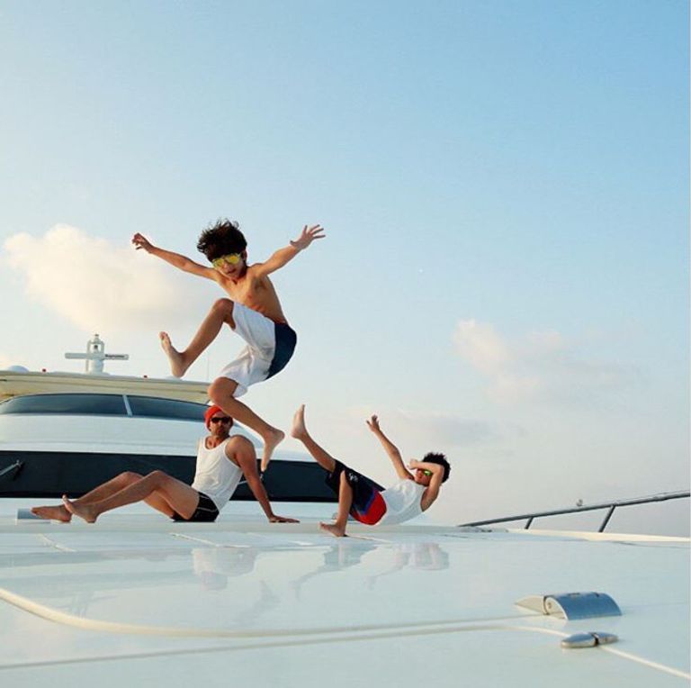 نجم بوليوود هريثيك روشان مع أولاده