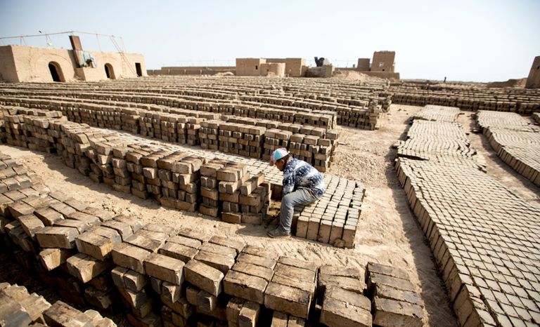 صورة لأحد الأطفال في قمائن الطوب في إيران