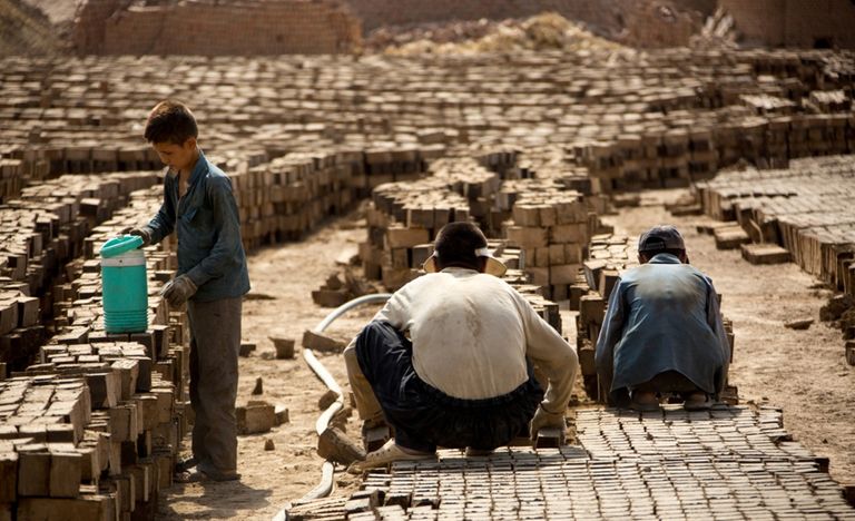صورة لأحد الأطفال في قمائن الطوب في إيران
