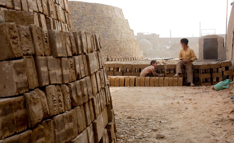 صورة لأحد الأطفال في قمائن الطوب في إيران