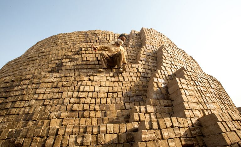 صورة لأحد الأطفال في قمائن الطوب في إيران