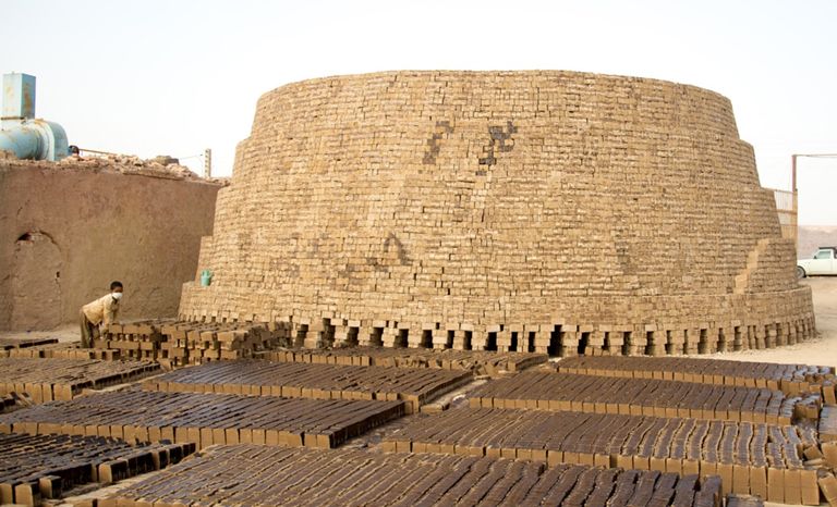 صورة لأحد الأطفال في قمائن الطوب في إيران